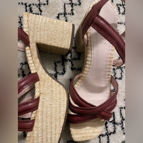 Sandals - Picture 2 of 4